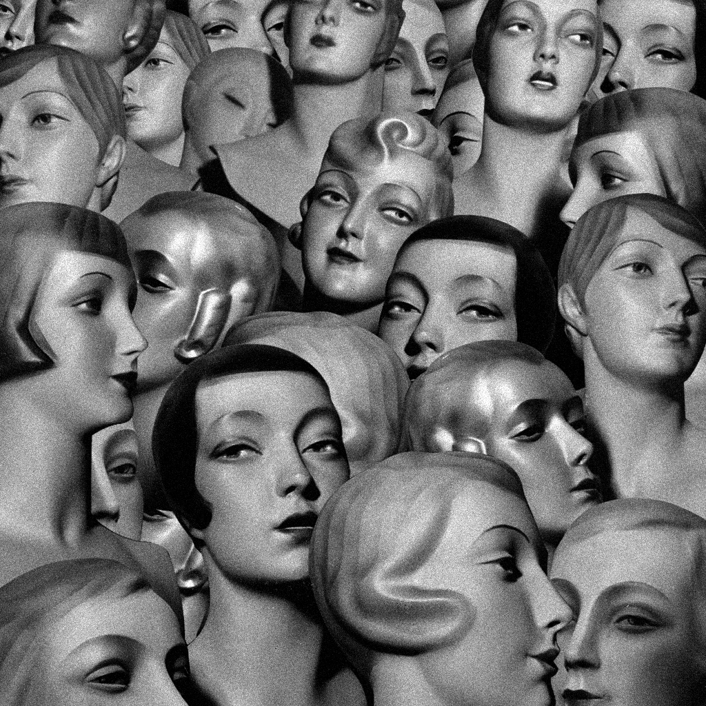 Collage digital, amoncellement de têtes de mannequins en noir et blanc de ma sélection de créations graphiques